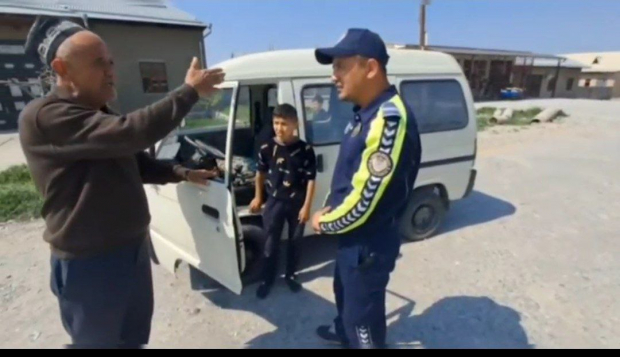 В Узбекистане мужчина посадил своего 12-летнего внука за руль и недоумевал, почему его остановили — видео