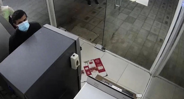 В Самарканде трое мужчин, на автомобиле «Tracker», пытались украсть банкомат - видео