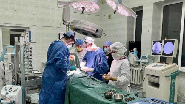 В Узбекистане впервые проведена сложная операция на позвоночник