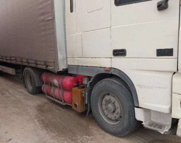 В Ферганской области двое мужчин украли дизельное топливо из бака грузовика