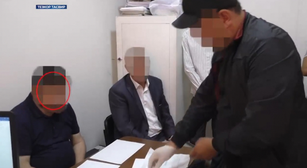 В Самарканде сотрудник налоговой службы задержан при получении 15 тыс. долларов - видео