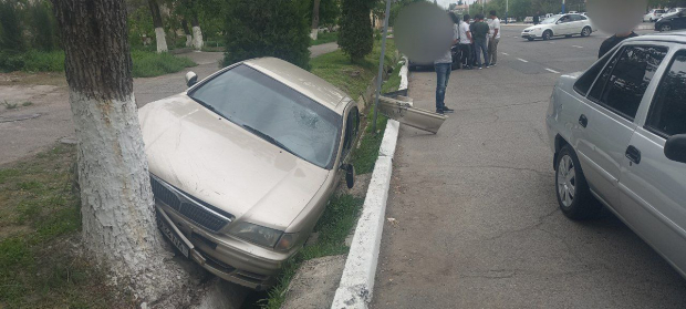 В Ташкенте в результате ДТП пострадал водитель автомобиля «Nissan»