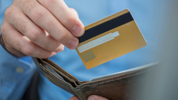 В ГНК опровергли слухи о том, что узбекистанцы должны будут платить налоги за каждый перевод денег с карты на карту