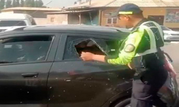 В Ферганской области сотрудник ДПС разбил стекло автомобиля «Spark»