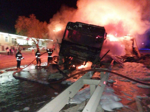 В Узбекистане произошло ДТП, в результате которого сгорел грузовик