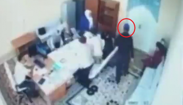 В Сурхандарье мужчина в школе жестоко избил двух своих коллег женщин - видео