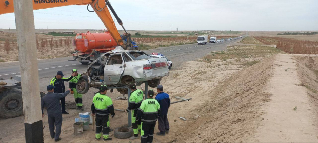 На трассе Кашкадарьинской области установили разбитое авто