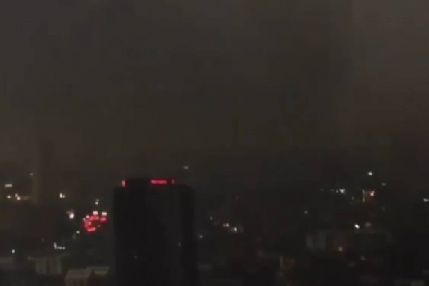 Над Стамбулом нависло чёрное облако, погрузившее город во мрак — видео
