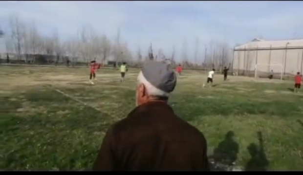 Узбекский тренер отругал мальчишку-футболиста и стал мемом в сети — видео