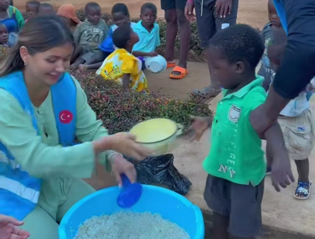 Марьям Тилляева накормила детей в Африке и попала под критику узбекистанцев