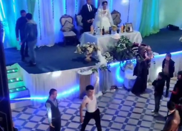 Пьяную невесту трахают толпой на свадьбе