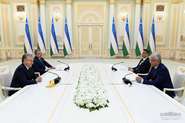 Глава Узбекистана провел переговоры с главой АКФ