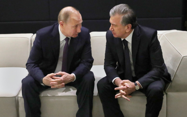 Путин поздравил Мирзиёева с успешным проведением референдума