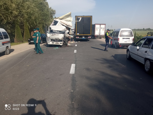 В Намангане столкнулись два грузовика, есть пострадавшие