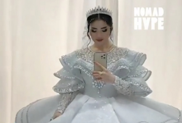 В Казахстане невеста надела на свадьбу платье весом 50 кг и вот что из этого вышло — видео