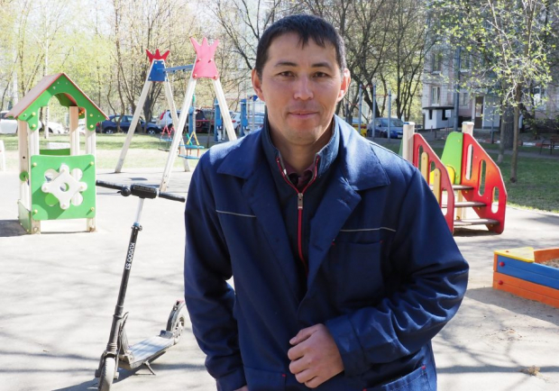 В Москве дворник из Узбекистана нашел в мусоропроводе 64 000 долларов и вот что он с ними сделал