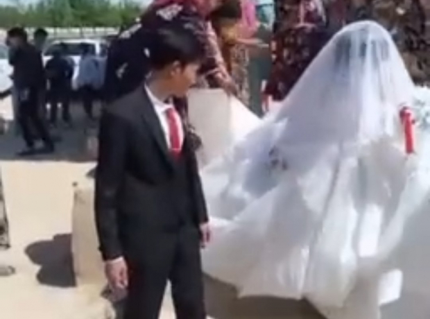 «Они же дети», — в сети обсуждают странную узбекскую свадьбу — видео