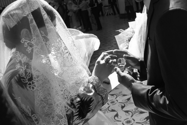 «Женила сына в 18, чтобы он не гулял с девушками», — узбекистанка оправдала ранние браки