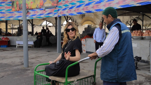 Российскую телеведущую Жанну Бадоеву критикуют за фото на рынке в Ташкенте