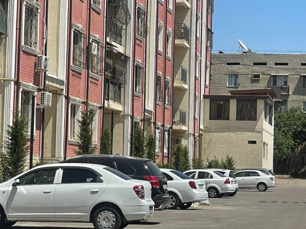 В Ташкенте женщина пристроила к стене многоэтажки двухэтажный дом