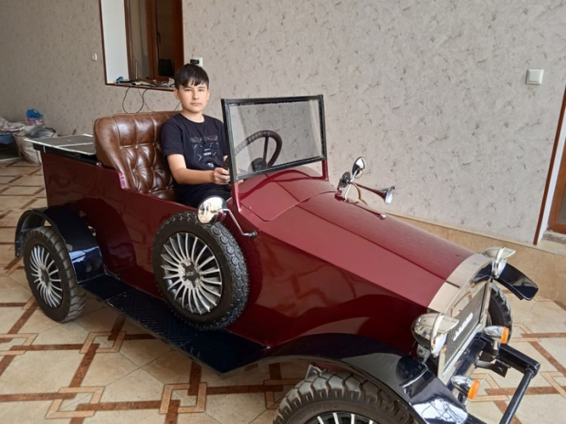 В Бухарской области 16-летний юноша собрал ретро-электромобиль