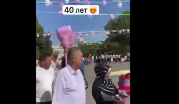 «Спустя 40 лет», — в Узбекистане одноклассники собрались вместе спустя много лет и покорили интернет