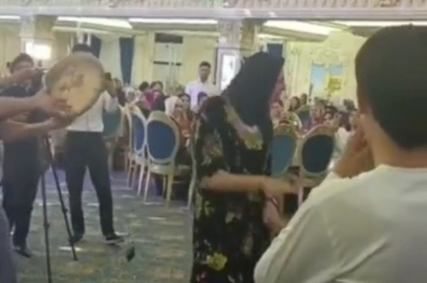 На узбекской свадьбе мужчина надел женское платье и вот что с ним случилось — видео