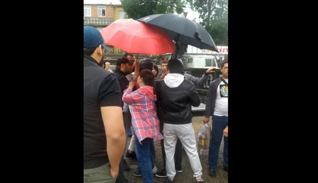 В Ташкенте застройщик пытался силой захватить земельный участок во дворе жилого дома - видео