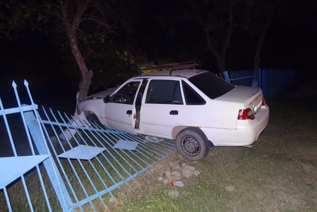 В Гулистане несовершеннолетний угнал автомобиль «Nexia» и снёс забор школы