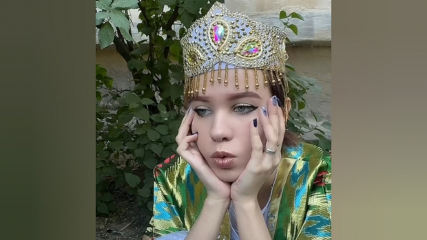 «Она теперь келинка», — узбекистанка покорила интернет, сняв видео о келинках