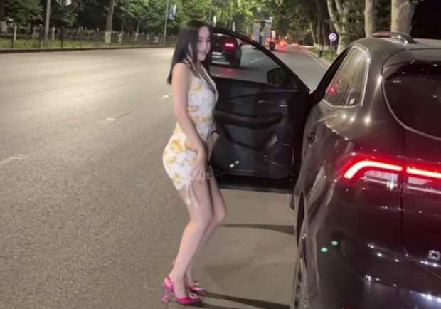 Узбекская блогерша станцевала на обочине дороги и попала под критику — видео