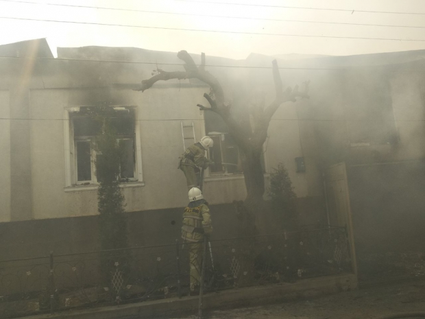 В Ташкентской области произошёл крупный пожар в трёх домах