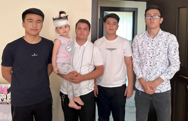 В Самарканде выпускники школы спасли девочку, которая выпала из окна 4-го этажа