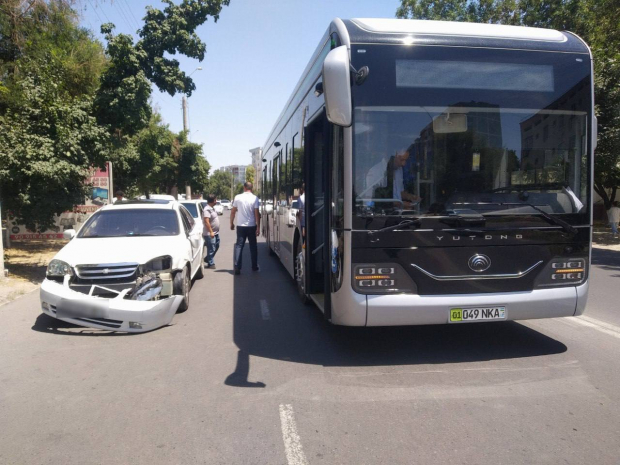 В Ташкенте за неделю третий электробус попал в аварию — видео