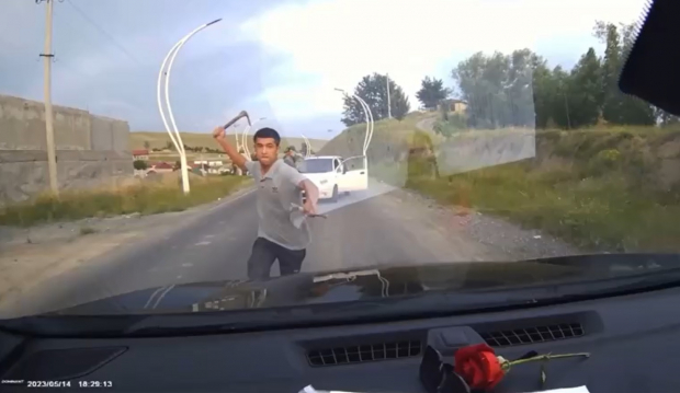 В Андижане водитель автомобиля «Matiz» напал на водителя автомобиля «Equinox» - видео