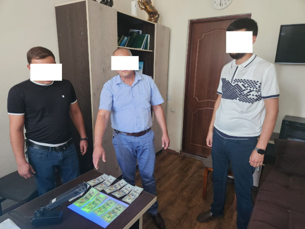 В Самарканде при получении взятки задержан сотрудник Управления палаты кадастров