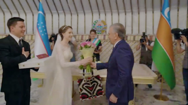 Шавкат Мирзиёев неожиданно посетил свадьбу в Нукусе — видео