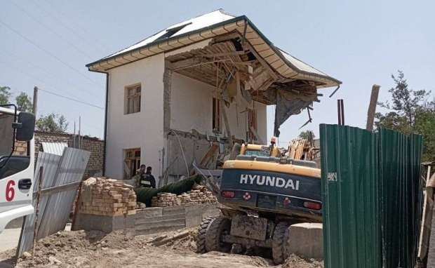 В Ташкенте стена дома рухнула на 2-х летнюю девочку