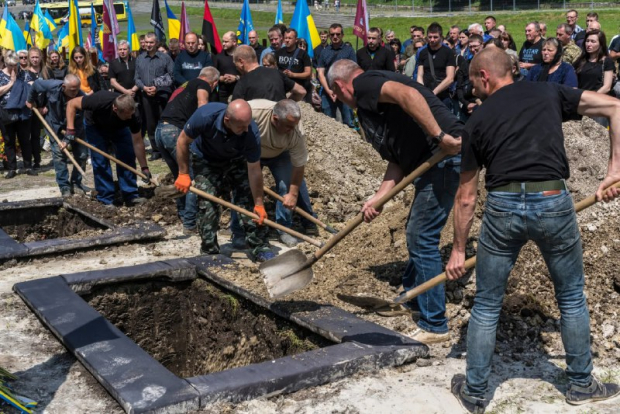 Украина начала раскапывать старые могилы из-за нехватки мест на кладбищах
