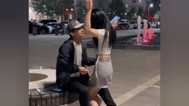 Узбекистанка исполнила танец возле парня и пожалела об этом — видео