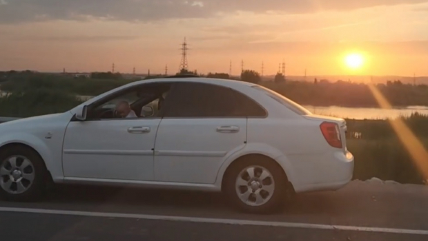 В Ташкентской области «обочечник» ехал за рулём автомобиля, держа в руках ребёнка - видео