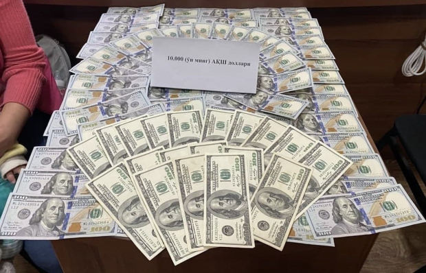 В Бухаре задержана женщина при получении 10 тыс. долларов США