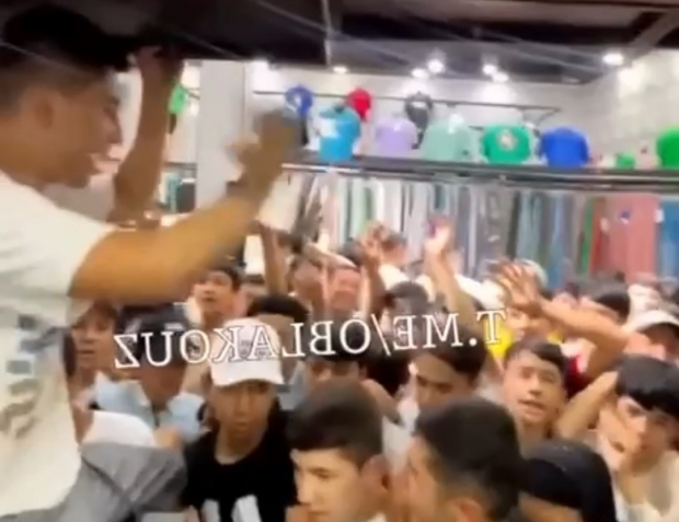 В Ташкенте распродажа обуви для мужчин превратилась в хаос — видео