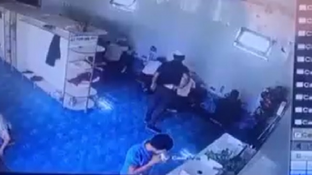 В Ферганской области мужчина попытался убить своего друга в мечети - видео