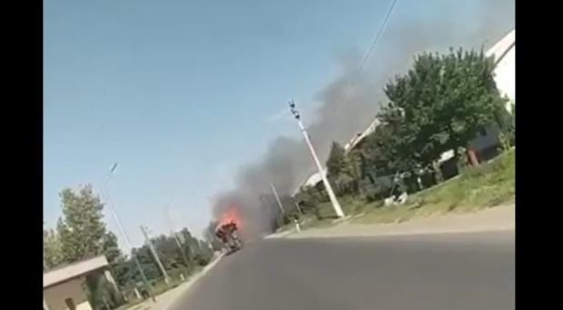 В Навои загорелся автопоезд с соломой - видео