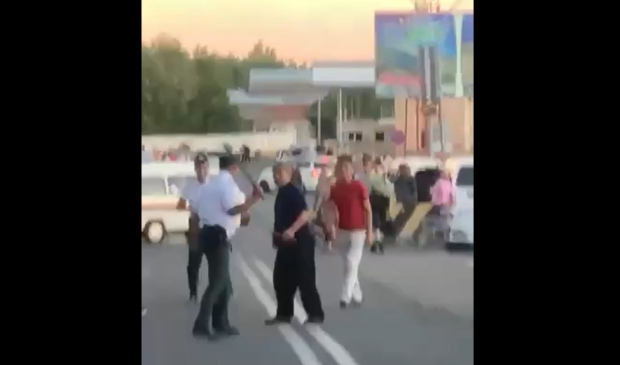 В Ташкенте сотрудникам ОВД пришлось применить физическую силу к мужчине с ножом - видео