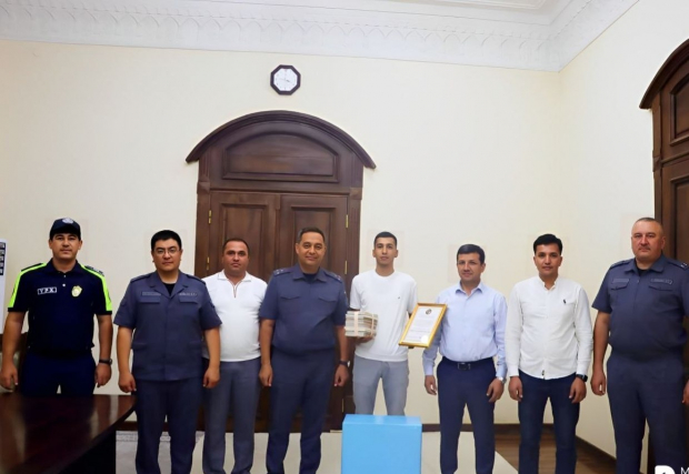 Хоким Самарканда наградил водителя, который спас ребёнка от собак