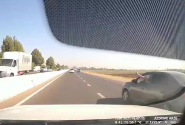 В Ташкентской области «учитель» за рулём автомобиля «Cobalt» пострадал от своих опасных манёвров - видео