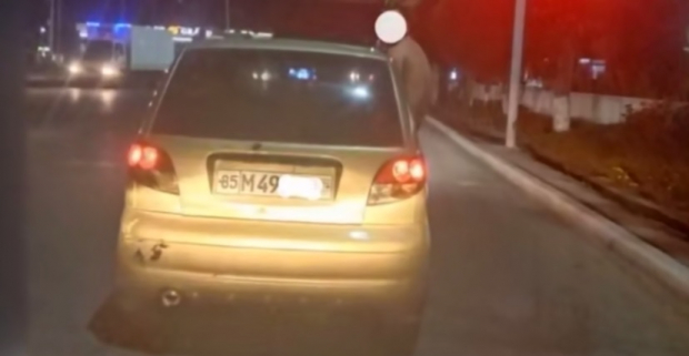 В Навои полуголый мужчина высунулся из автомобиля во время движения и нарушал покой граждан - видео