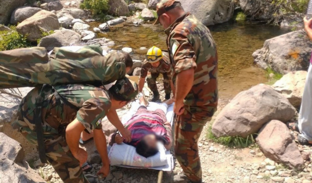 Сотрудники МЧС оказали помощь 64-летний женщине, которая получила травму в горах Бостанлыкского района